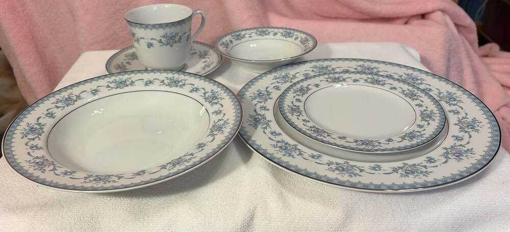 Sango Diplomat Cahill Fine China Dinnerware Blue Floral Platinum Trim 24 piece